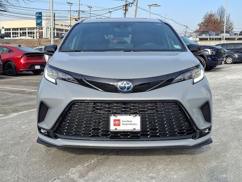 Certified 2025 Toyota Sienna XSE image 2