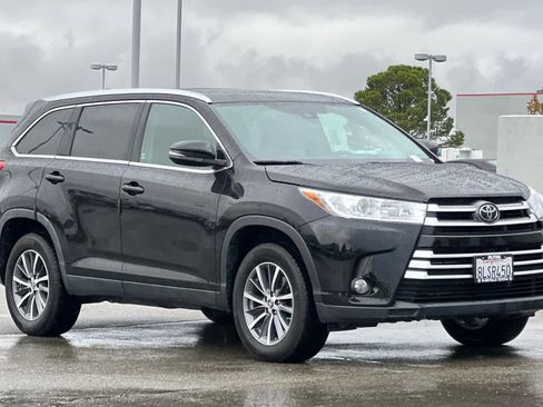 Used 2019 Toyota Highlander XLE w/ Carpet Mat Package (TMS) FWD image 5