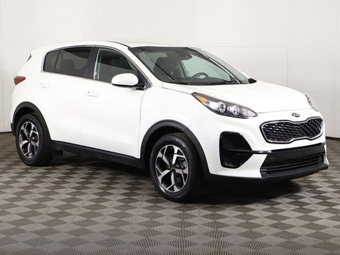 Used 2022 Kia Sportage LX image 2
