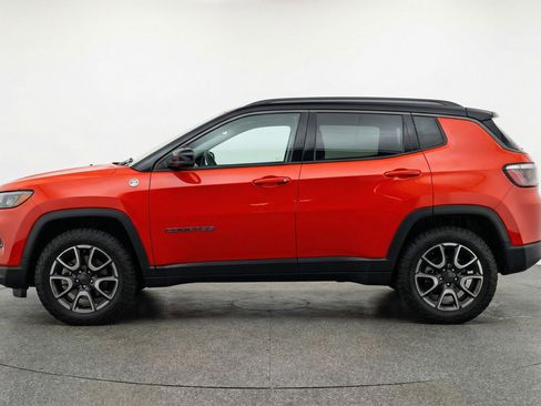 Used 2025 Jeep Compass Trailhawk AWD/4WD image 3