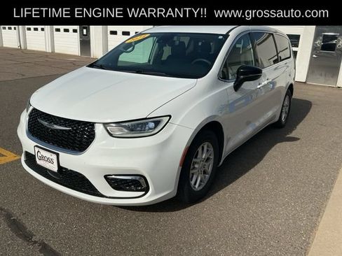 Used 2024 Chrysler Pacifica Touring-L FWD image 4