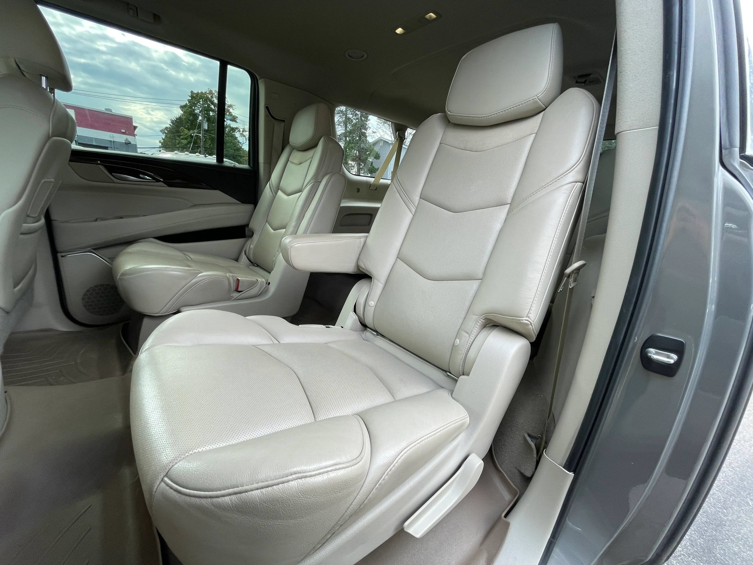 Used 2018 Cadillac Escalade ESV Luxury AWD/4WD image 13
