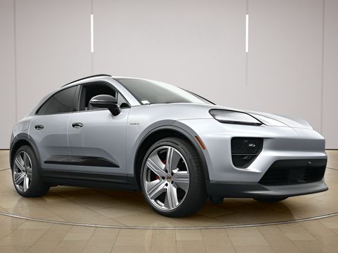 Certified 2025 Porsche Macan 4S Electric AWD/4WD image 30