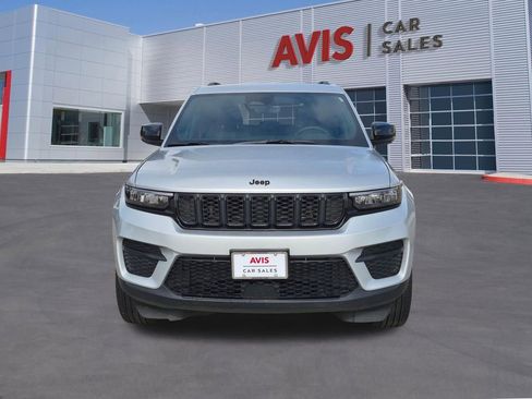 Used 2025 Jeep Grand Cherokee Altitude AWD/4WD image 2