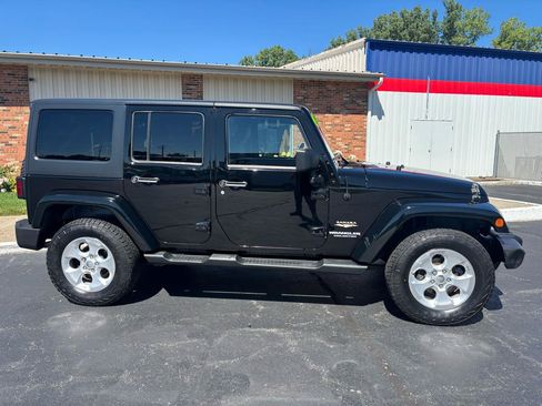 Used 2013 Jeep Wrangler Unlimited Sahara w/ Connectivity Group AWD/4WD image 2