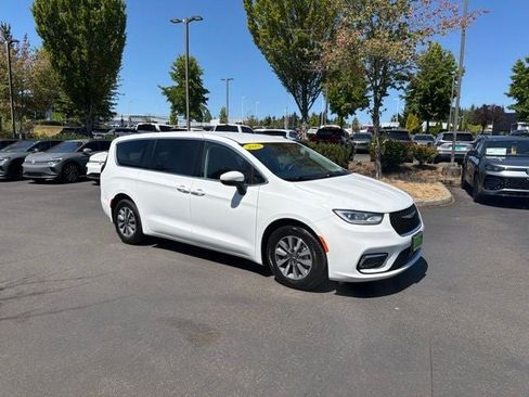 Used 2023 Chrysler Pacifica Touring-L FWD image 4