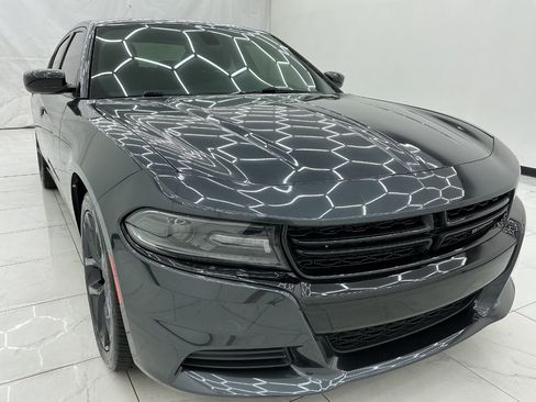 Used 2019 Dodge Charger SXT w/ Blacktop Package RWD image 3