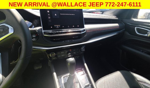 Used 2025 Jeep Compass Trailhawk AWD/4WD image 3