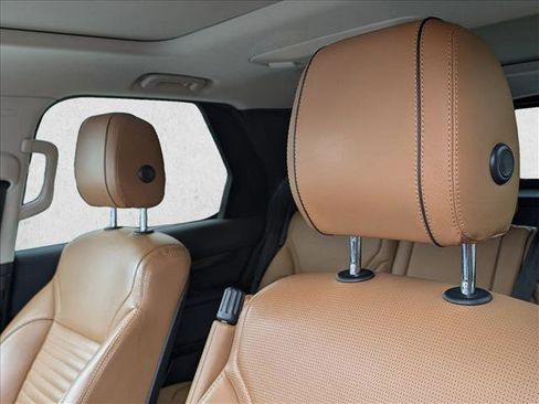 Used 2019 Land Rover Discovery HSE image 14