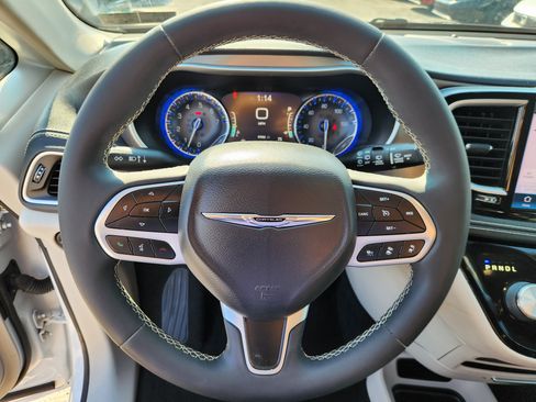 Used 2022 Chrysler Pacifica Touring-L FWD image 9
