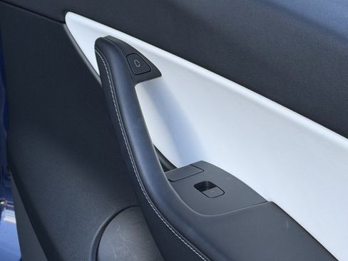 Used 2022 Tesla Model Y Long Range image 36