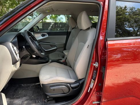 Used 2025 Kia Soul LX w/ LX Technology Package FWD image 33