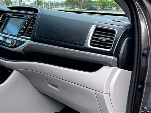 Used 2019 Toyota Highlander Limited Platinum image 18