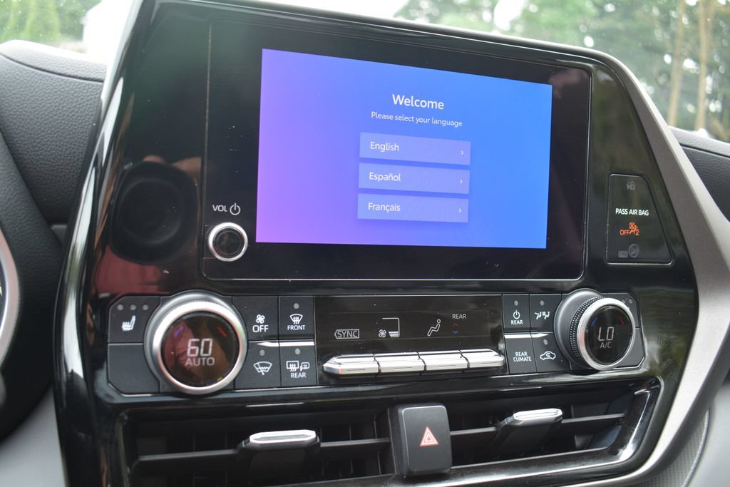 Used 2023 Toyota Highlander XLE AWD/4WD image 16