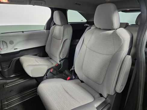 Used 2025 Toyota Sienna LE image 35