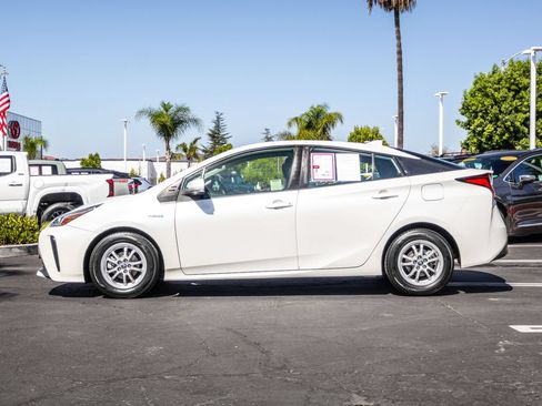 Used 2019 Toyota Prius L Eco w/ Carpet Mat Package FWD image 4