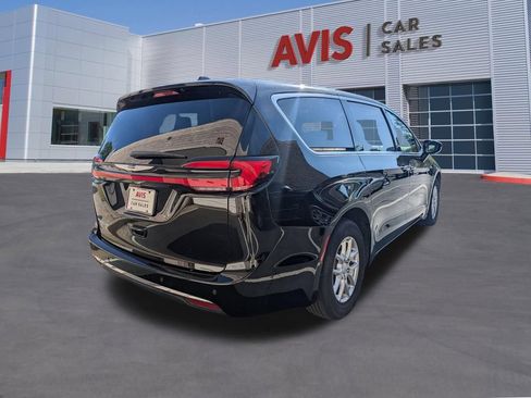 Used 2025 Chrysler Pacifica Select FWD image 6