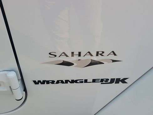 Used 2018 Jeep Wrangler Sahara w/ Connectivity Group AWD/4WD image 24