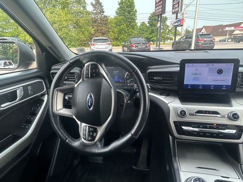 Used 2022 Ford Explorer XLT image 38