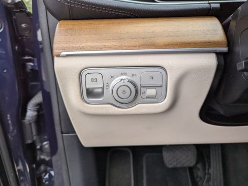 Used 2021 Mercedes-Benz GLS 450 4MATIC image 15