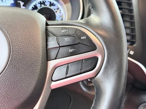 Used 2019 Jeep Cherokee Latitude Plus w/ Comfort/Convenience Group FWD image 42