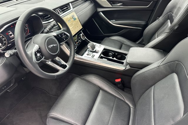 Certified 2024 Jaguar XF R-Dynamic SE AWD/4WD image 9