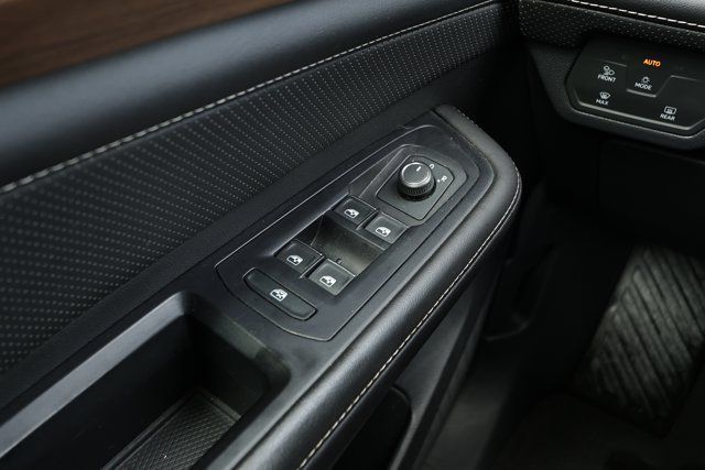 Used 2025 Volkswagen Atlas SE AWD/4WD image 19