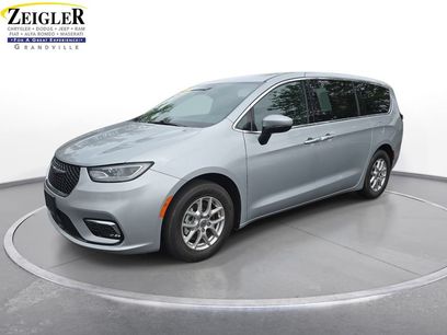 Used 2023 Chrysler Pacifica Touring
