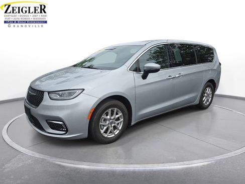 Used 2023 Chrysler Pacifica Touring FWD image 1