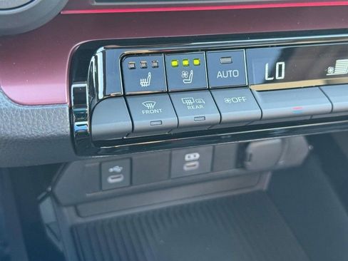 New 2025 Toyota Prius Plug-In Hybrid FWD image 18