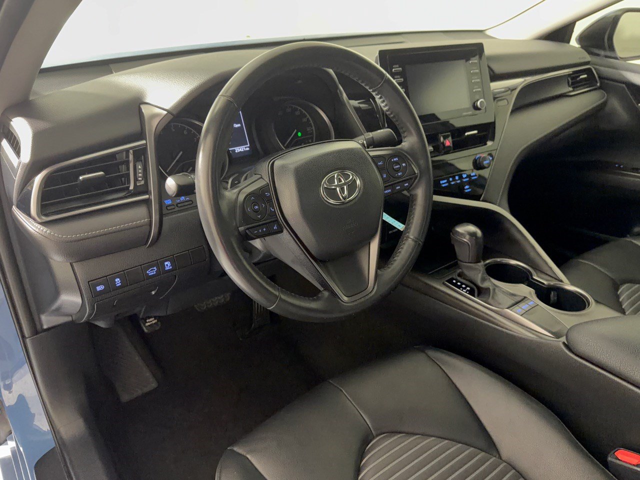 Used 2024 Toyota Camry SE FWD image 4