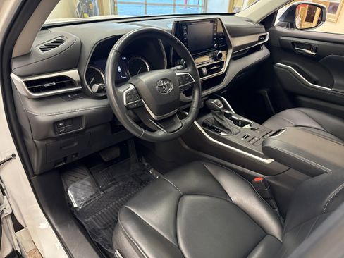 Used 2022 Toyota Highlander XLE image 28