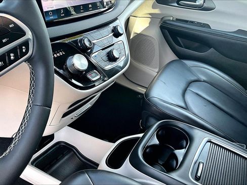 Used 2023 Chrysler Pacifica Touring-L FWD image 15