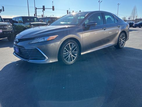 Used 2021 Toyota Camry XLE w/ Navigation Package image 3