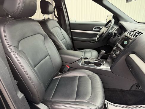 Used 2017 Ford Explorer XLT w/ Equipment Group 202A image 30