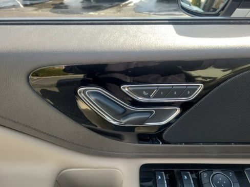 Used 2021 Lincoln Aviator AWD w/ Class IV Trailer Tow Package image 12