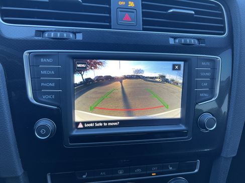 Used 2017 Volkswagen Golf S image 23