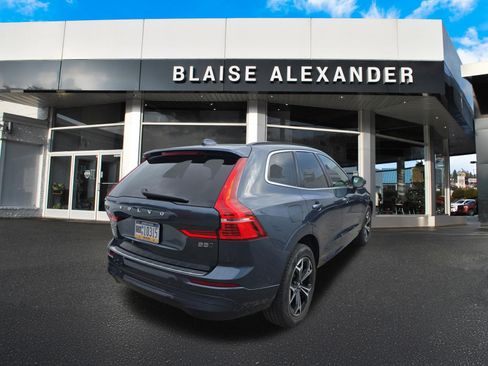 Used 2022 Volvo XC60 B5 Momentum w/ Climate Package AWD/4WD image 3