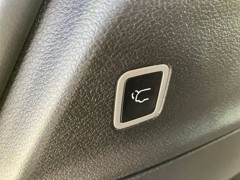 Used 2025 Chrysler Pacifica Select FWD image 25