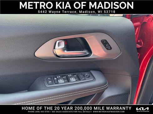 Used 2025 Chrysler Pacifica Select AWD/4WD image 16