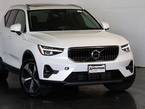 Used 2023 Volvo XC40 B5 Plus w/ Protection Package Premier AWD/4WD image 6