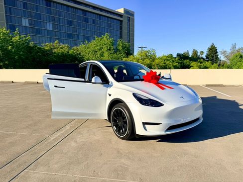 Used 2023 Tesla Model Y Long Range AWD/4WD image 29