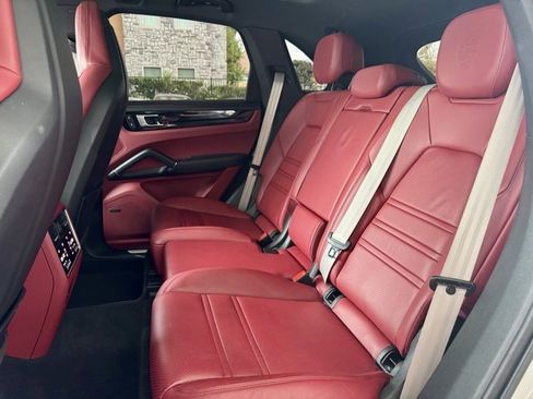 Used 2022 Porsche Cayenne Platinum Edition image 22