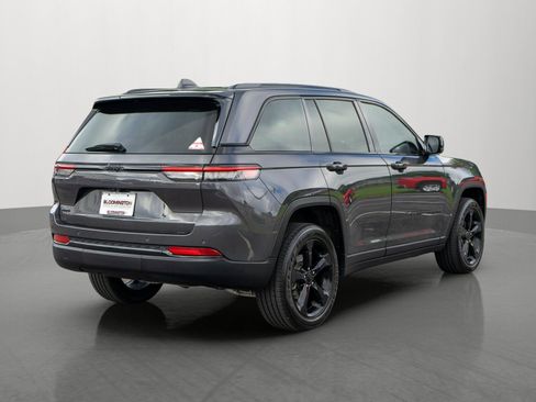 Used 2024 Jeep Grand Cherokee Altitude AWD/4WD image 7
