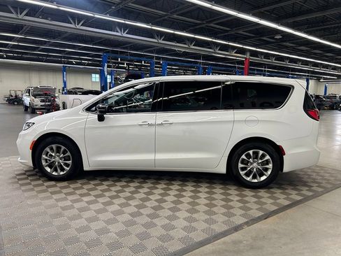 Used 2026 Chrysler Pacifica Limited FWD image 6