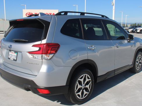 Used 2023 Subaru Forester Premium AWD/4WD image 3