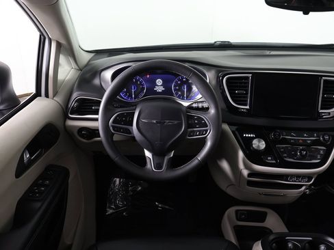 Used 2023 Chrysler Pacifica Touring-L image 34