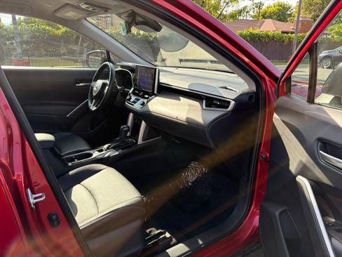 Used 2025 Toyota Corolla Cross XLE AWD/4WD image 27
