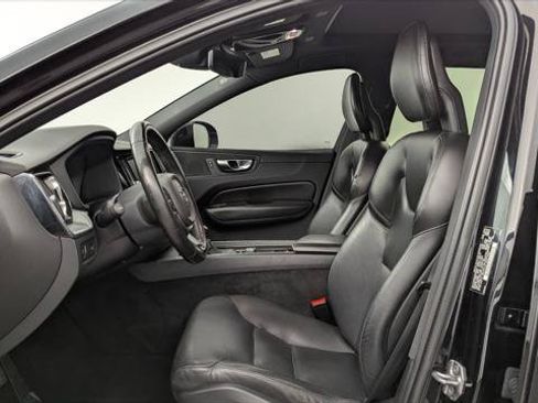 Used 2019 Volvo XC60 T5 Momentum w/ Premium Package FWD image 14