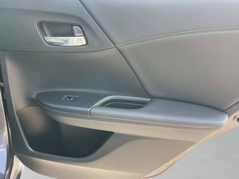Used 2016 Honda Accord EX image 18